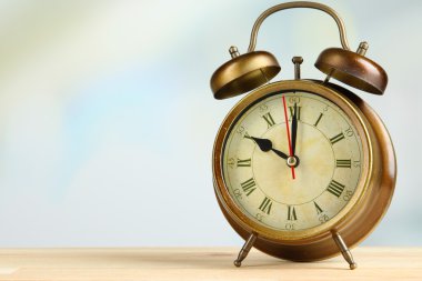 parlak zemin üzerine eski çalar saat