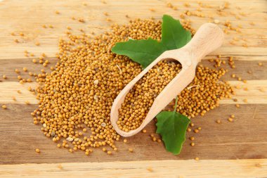 ahşap zemin üzerine hardal tohumu hardal yaprakları