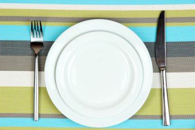 bıçak, renk tabak ve çatal, renkli arka plan üzerinde