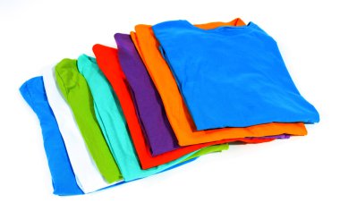 düzgünce katlanmış gömlek üzerine beyaz izole