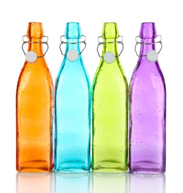 renkli şişeler üzerine beyaz izole