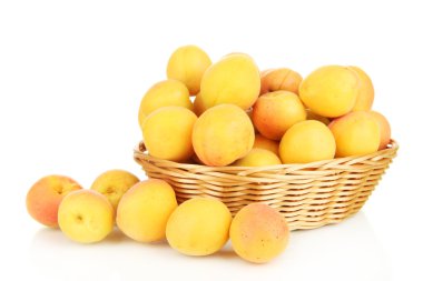 verse natuurlijke abrikoos in rieten mand geïsoleerd op wit