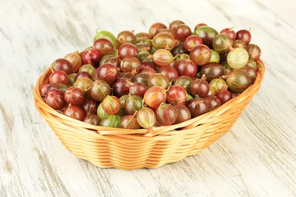 Gooseberries proaspete în coș de răchită pe masă close-up — Fotografie, imagine de stoc