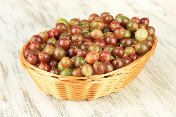 Grosellas frescas en canasta de mimbre en primer plano de la mesa — Foto de Stock