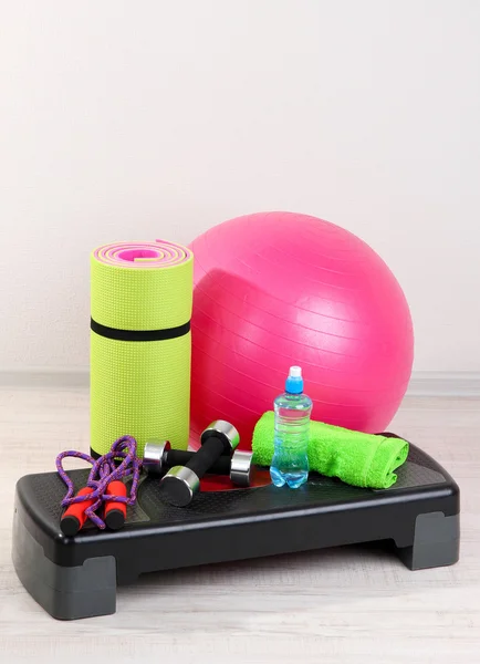 Verschillende hulpmiddelen voor fitness op kamer — Stockfoto