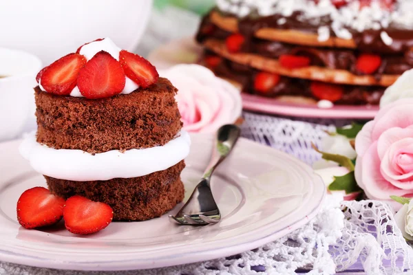나무 테이블 클로즈업에 딸기와 초콜릿 케이크 — 스톡 사진