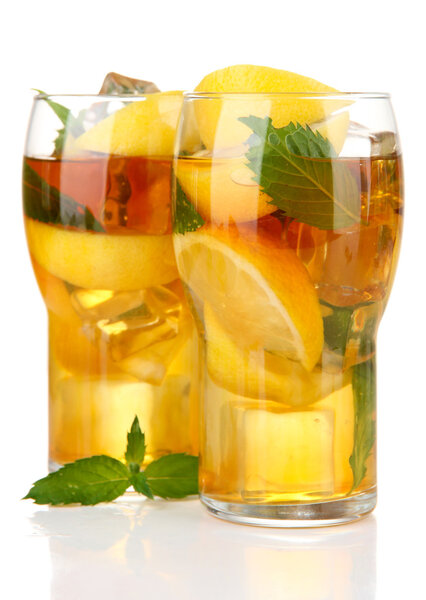Холодный чай с лимоном и мятой, изолированный на белом
