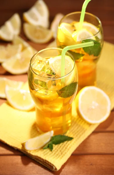 나무 테이블, 야외에 민트와 레몬 아이스 티 — 스톡 사진