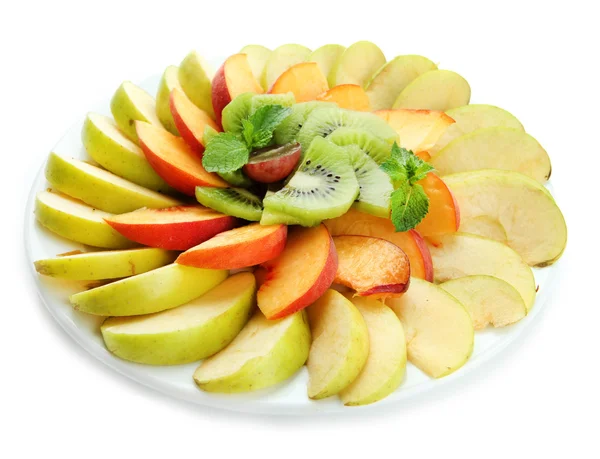 Assortiment van gesneden fruit op plaat, geïsoleerd op wit — Stockfoto