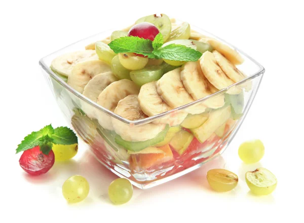 Salada de frutas saborosas em tigela de vidro, isolada em branco — Fotografia de Stock