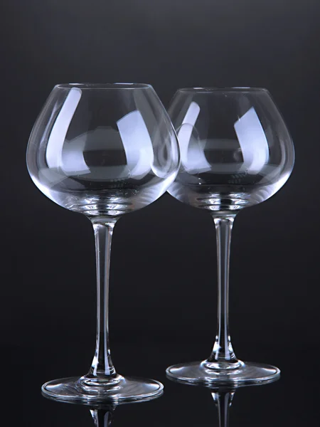 Пустые бокалы для вина на сером фоне — стоковое фото