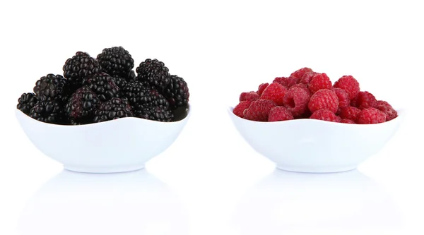 成熟的树莓和黑莓在碗上白色隔离 — 图库照片