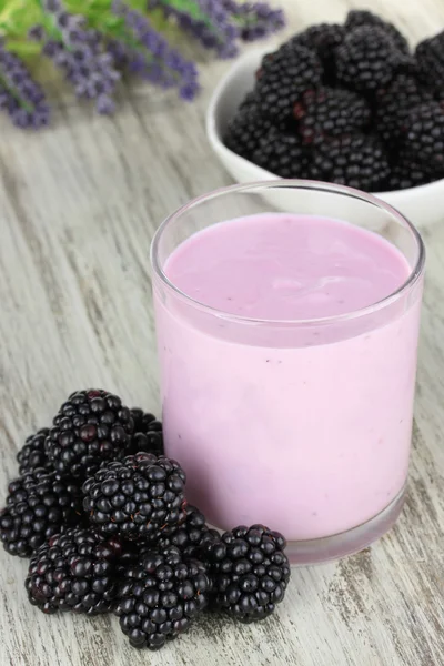 Sladké ostružiny s jogurtem na tabulka detail — Stock fotografie