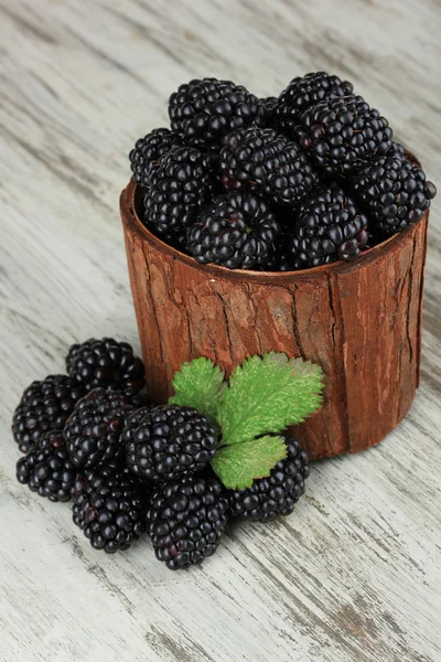 Süße Brombeeren im Holzkorb auf dem Tisch in Großaufnahme — Stockfoto