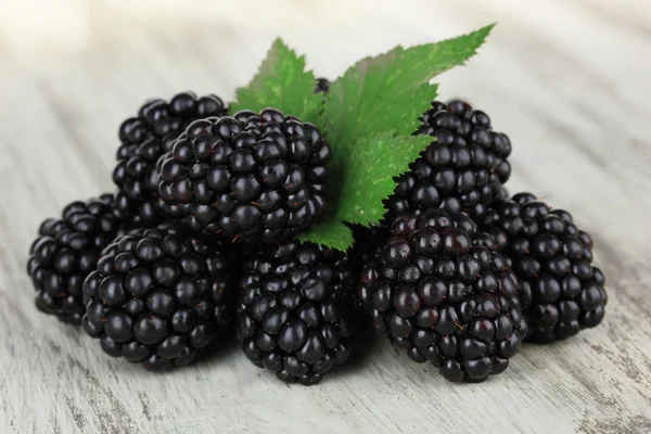 Sweet blackberries on table close-up — Stock Photo, Image