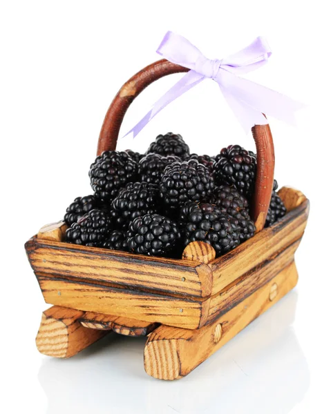 Amoras doces em cesta de madeira isolar no branco — Fotografia de Stock