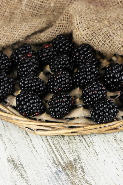 Sweet blackberries on wicker mat on table close-up — Stock Photo, Image