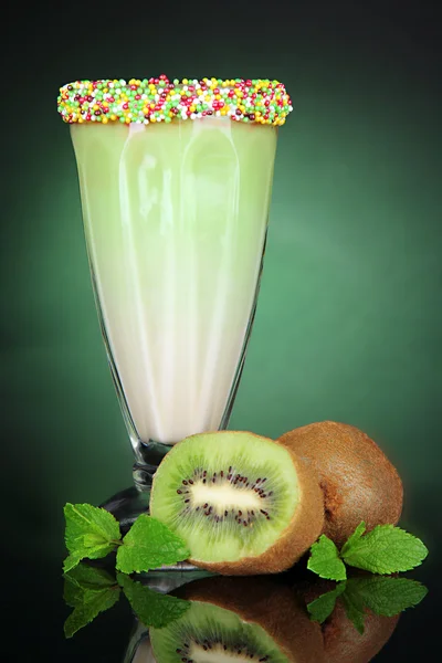 Вкусный молочный коктейль на темно-зеленом фоне — стоковое фото
