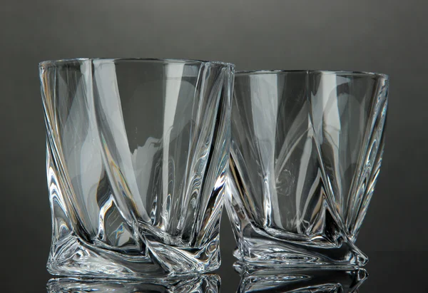 Vasos vacíos, sobre fondo gris — Foto de Stock