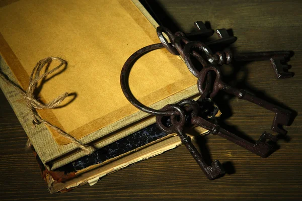 旧式なキーと暗い背景の上の本 — ストック写真