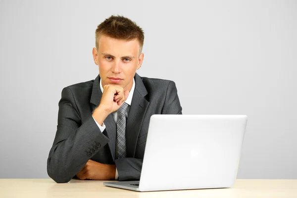 Portrait De Jeune Homme D'affaires Travaillant Au Bureau — Photo