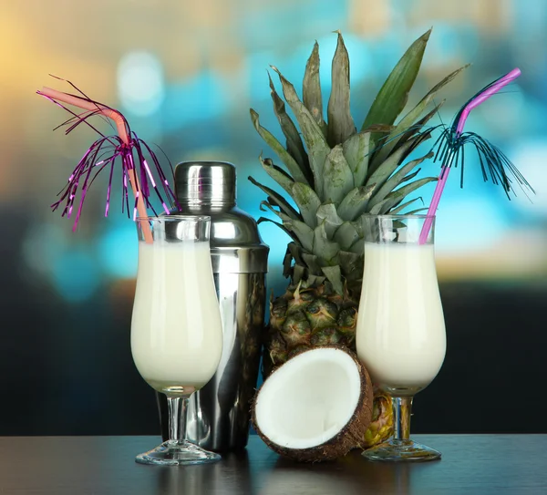 Bevanda Pina colada in bicchieri da cocktail e shaker in metallo, su sfondo luminoso — Foto Stock