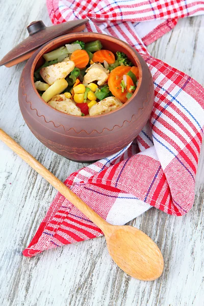 木製の背景に、鍋に鶏の胸肉と野菜を焼き — ストック写真