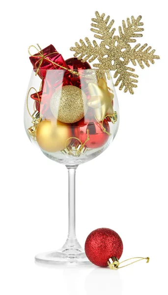 Copo de vinho cheio de decorações de Natal, isolado em branco — Fotografia de Stock