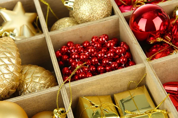 Scatola di legno riempito con decorazioni natalizie sfondo — Foto Stock