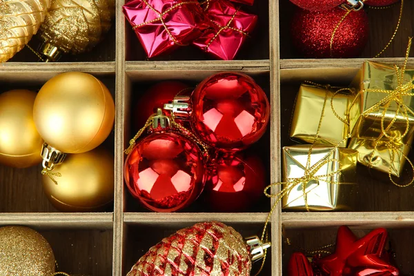 Houten doos gevuld met Kerstmis decoratie achtergrond — Stockfoto