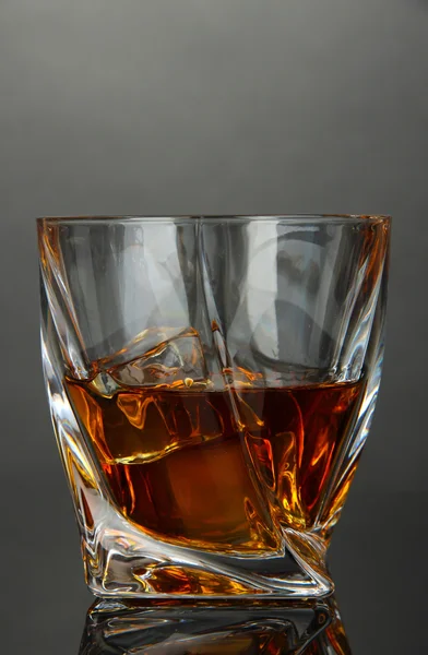 Verre de whisky, sur fond sombre — Photo