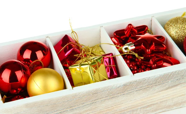 Scatola di legno piena di decorazioni natalizie, isolata su bianco — Foto Stock