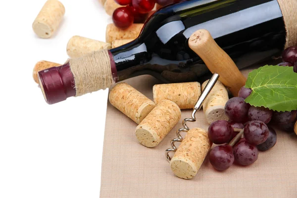 Flaschen Wein, Trauben und Korken, isoliert auf weiß — Stockfoto