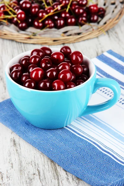 Sweet cherry in cup on table close-up — Stock Photo, Image