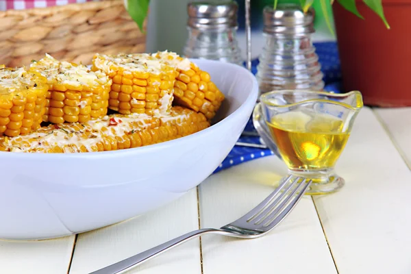 Aromatisierter gekochter Mais auf Teller auf Holztisch in Großaufnahme — Stockfoto