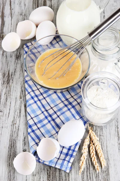 Ingredienser för degen på träbord närbild — Stockfoto