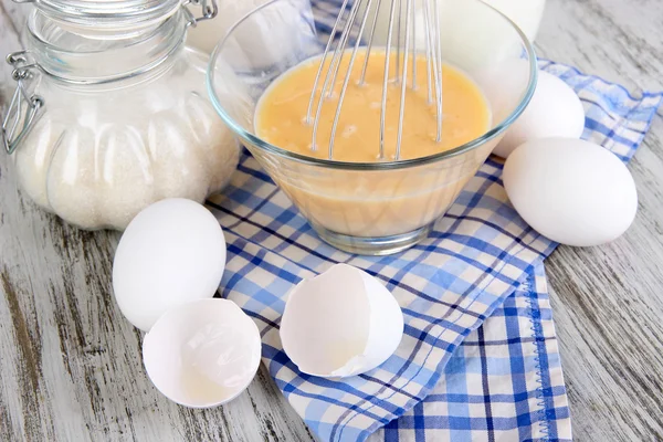 Ingredientes para massa de farinha em mesa de madeira close-up — Fotografia de Stock