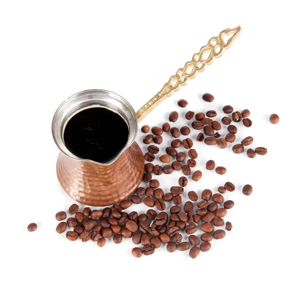 Panela de café e grãos de café, isolados em branco — Fotografia de Stock