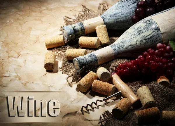 旧瓶酒、 葡萄和旧纸张背景上的软木塞 — 图库照片