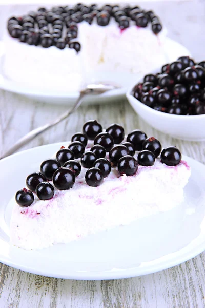 Cheesecake with fresh berries on white plate on wooden table closeup — Stock Photo, Image