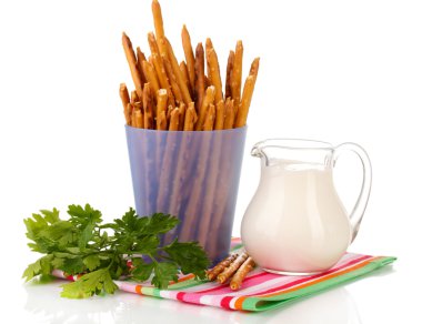 lezzetli kızarmış sopa üzerinde beyaz izole mor plastik kap içinde