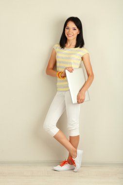 Oda içinde defter ile güzel bir genç kadın