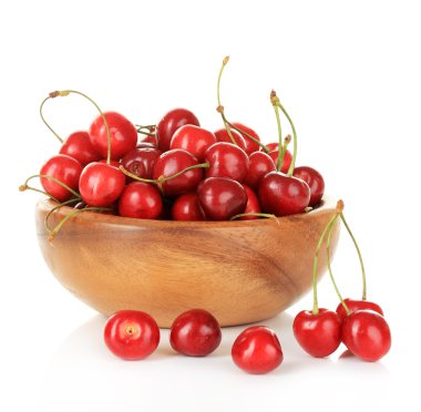 ahşap kase üzerinde beyaz izole kiraz meyveleri