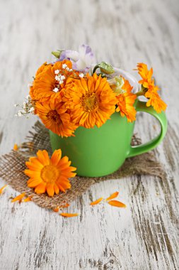 Calendula çiçek Kupası ahşap zemin üzerinde