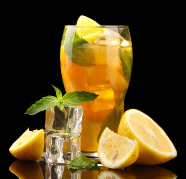 Limonlu buzlu çay ve siyah arkaplanda nane.