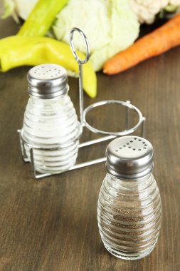 tuz ve biber mills, ahşap zemin üzerinde