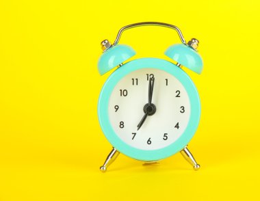 Sarı arkaplanda mavi alarm saati