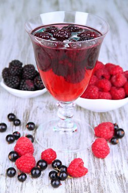 jöle tahta masada taze çilek ile yakın çekim