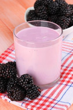 Tablo yakın çekim üzerine Yoğurtlu tatlı böğürtlen