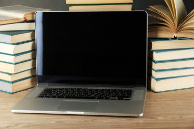 kitapların arka plan üstünde defter